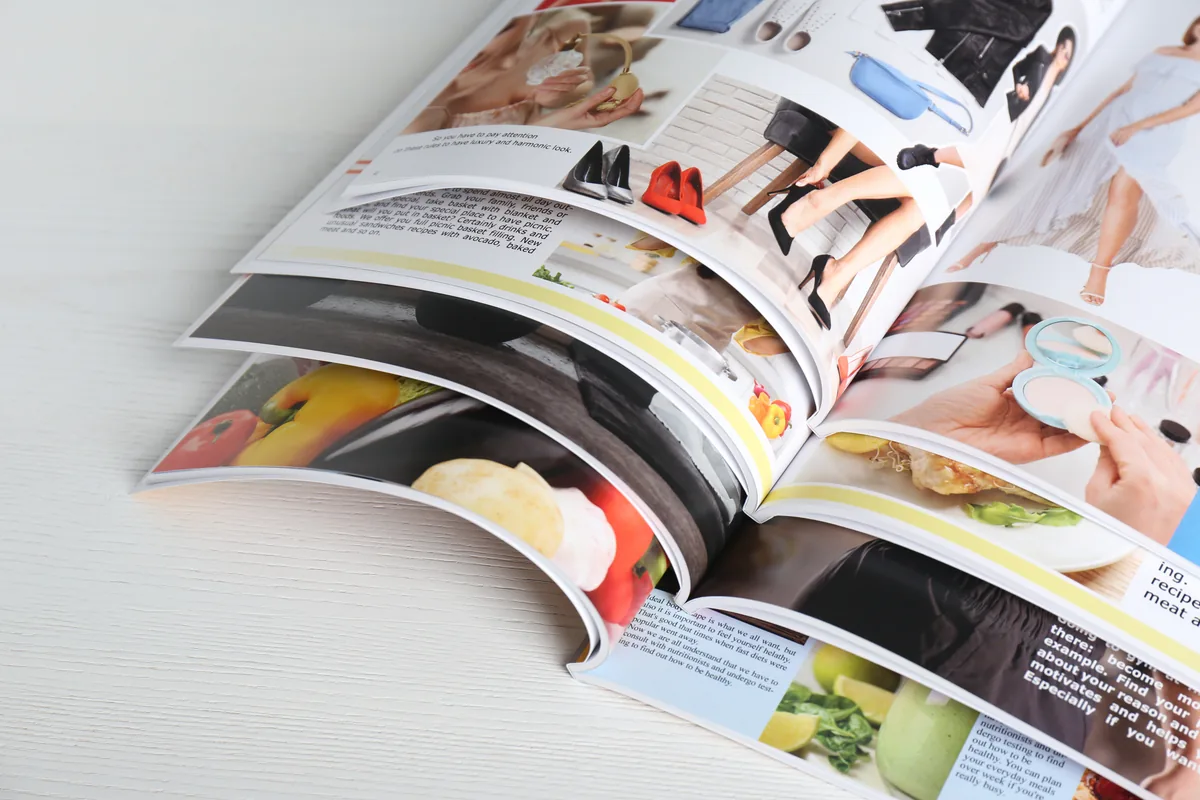 Revistas abiertas sobre una mesa